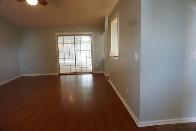 Building Photo - 3 Bedroom 2 Bathroom home with Garage Near Oakleaf