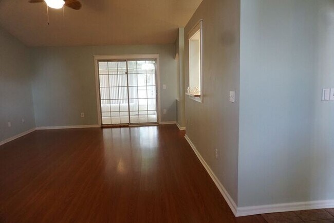 Building Photo - 3 Bedroom 2 Bathroom House with Garage Near Oakleaf