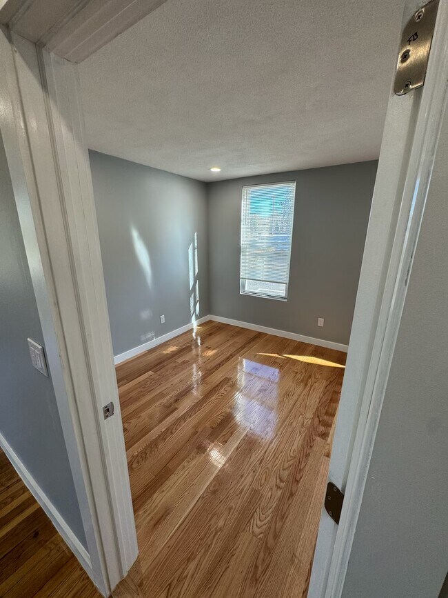 Building Photo - 193 Winter St