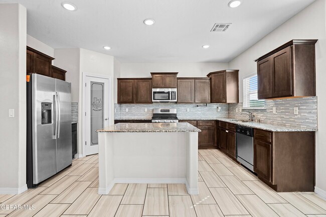 Building Photo - 585 Issa Circle