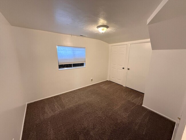 Building Photo - Large Five Bedroom Home, Sandy, 2500 sq ft, New Paint