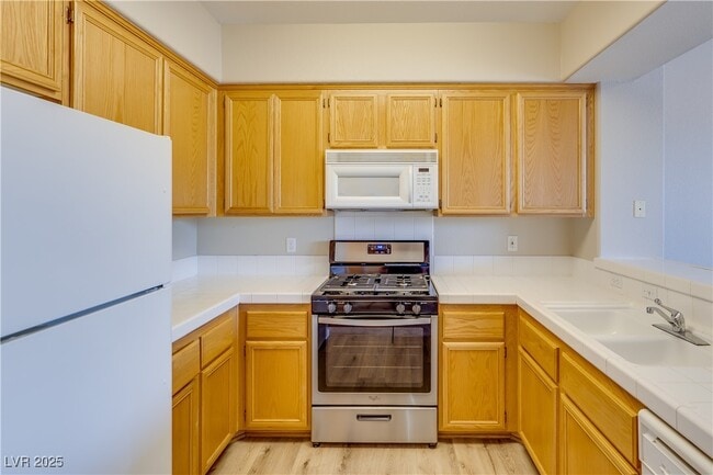 Building Photo - 9901 Trailwood Dr