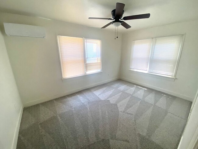 Building Photo - 2 Bed/1 Bath Newly Remodeled Single Family House
