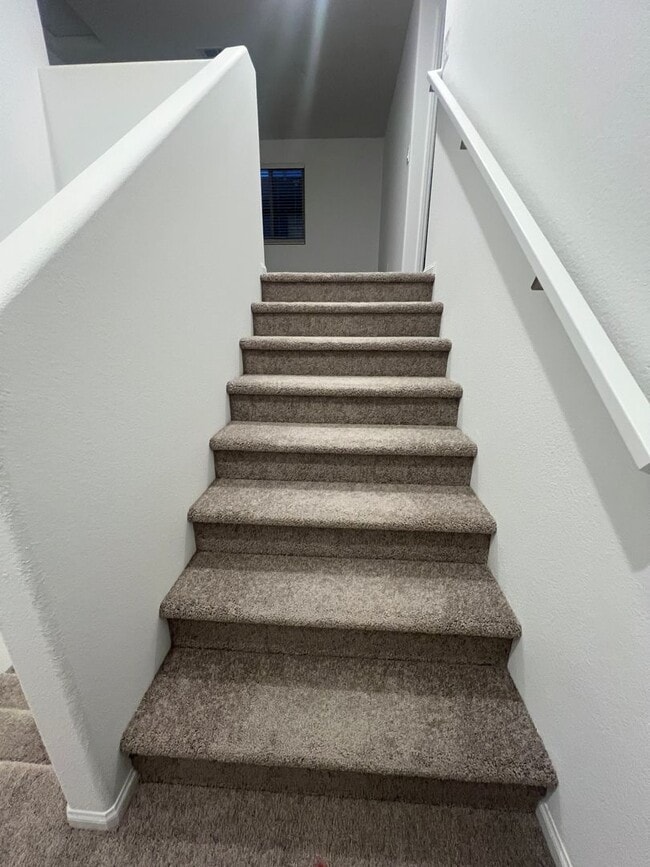 Building Photo - Move in today! 3 bed 2.5 bath 2 story beauty!