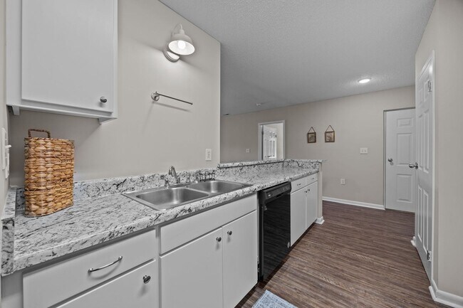 Building Photo - FULLY FURNISHED EXCLUSIVE SHORT AND MIDTER...