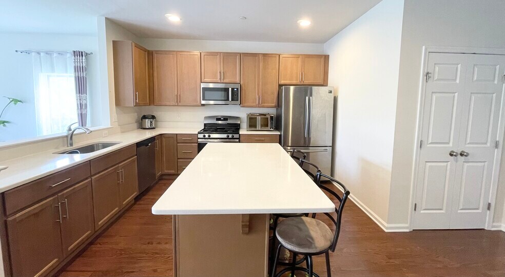 Building Photo - 332 Redbud Ln