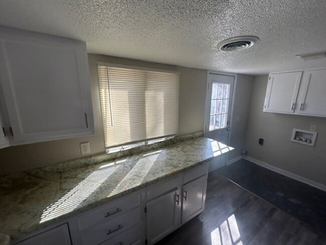 Building Photo - 634 S Fountain St