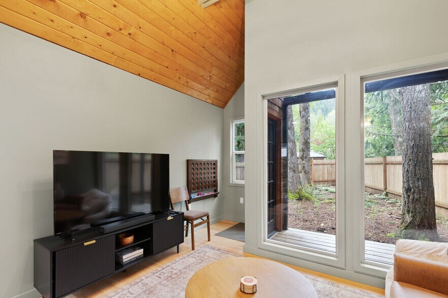 Building Photo - 65377 E Sandy River Ln