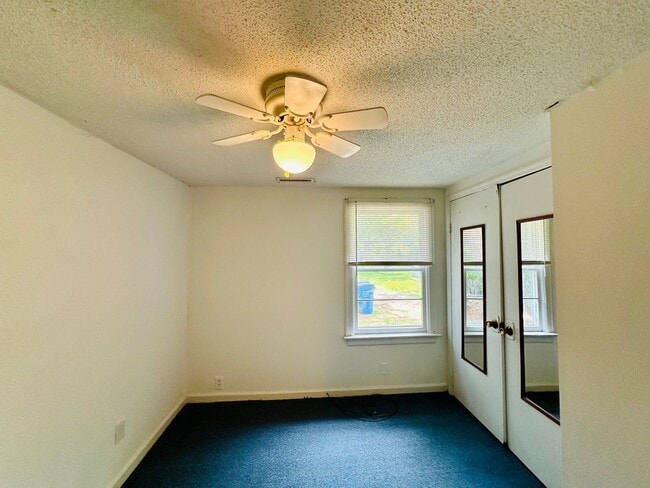 Building Photo - SEAGATE AREA - 1BD/1BA - Located just off ...