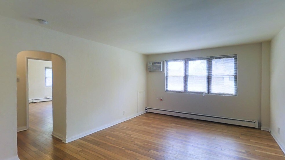 2BR, 1BA - 950 SF - Tall Tree Village