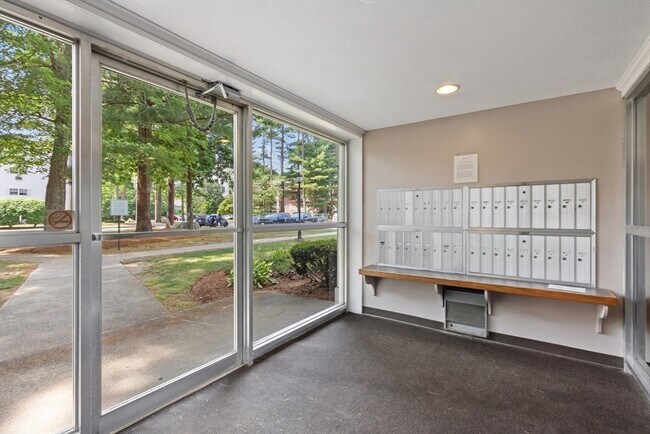 Building Photo - 46 Greentree Ln