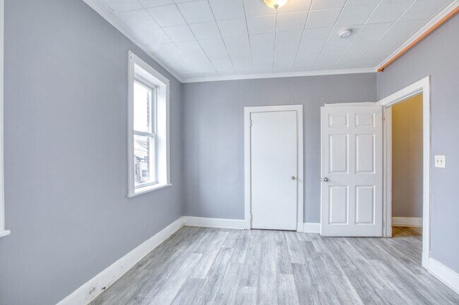 Building Photo - Oversized 3 Bedroom 1 Bathroom in Blackrock Neighborhood