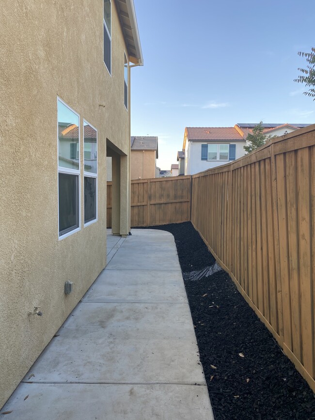 Building Photo - 220 Uccello Way