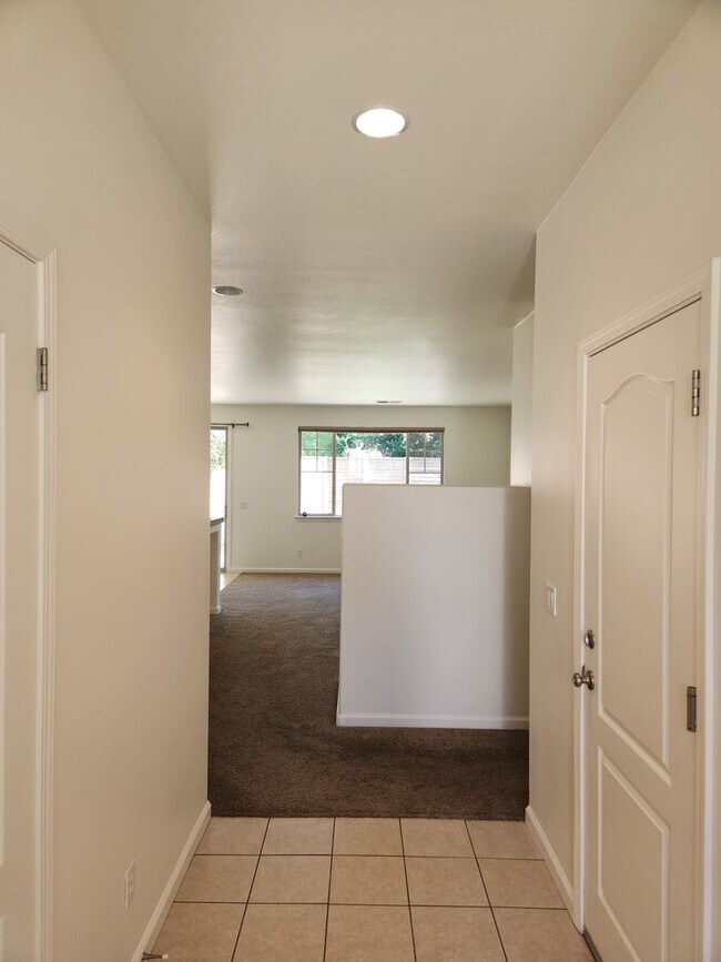 Building Photo - Lovely 3 bedrooms, 2 bathrooms located in ...
