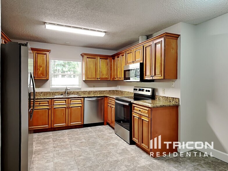 Building Photo - 19203 Sunlake Blvd