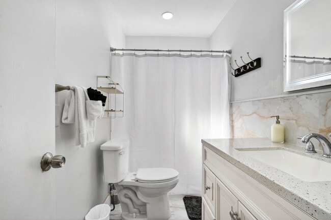 Building Photo - 1761 NE 55th St