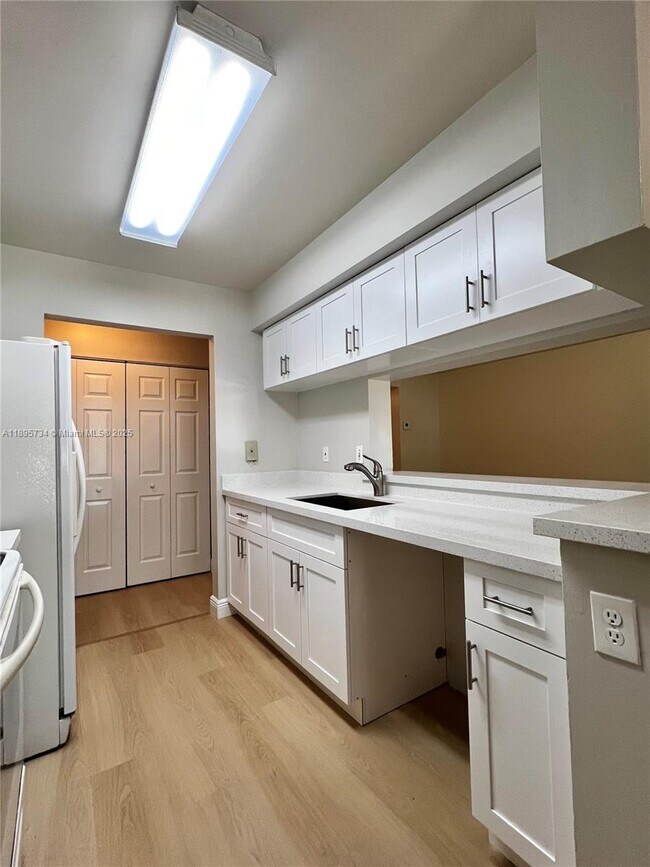 Building Photo - 9855 Westview Dr