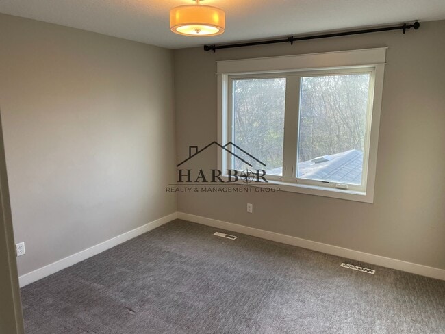 Building Photo - 2049 Kerry Dr NE