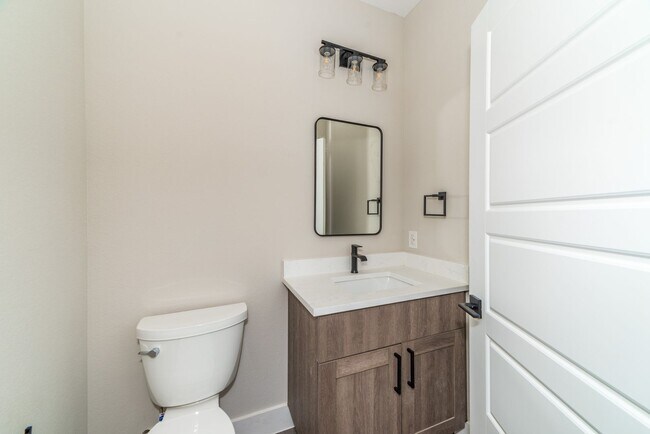 Building Photo - 1618 W Lawndale Dr