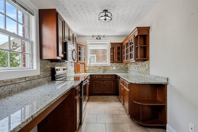 Building Photo - 943 Nutwood St