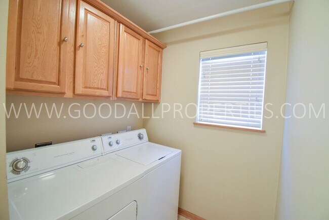 Building Photo - 1.5 Story 3-Bedroom Townhome with First-Fl...