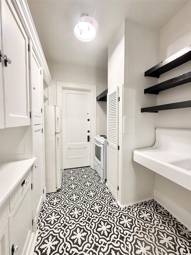 Building Photo - 3920 Fannin St