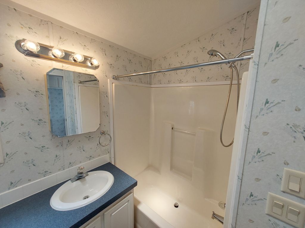 FULL BATH - 1108 49th Avenue Ter W