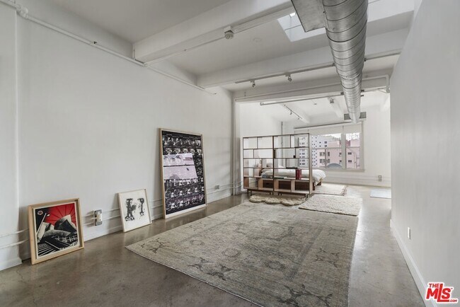 Building Photo - 814 S Spring St