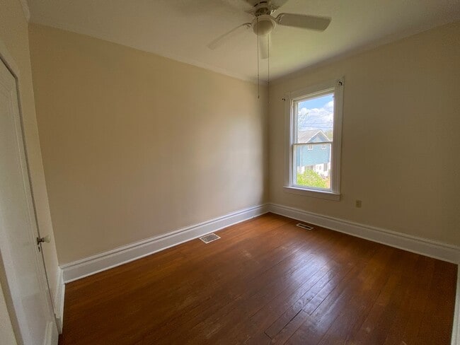 Building Photo - Great Location! Must See!