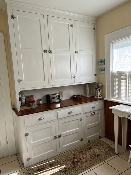 Spacious Kitchen Cupboards - 719 W 2nd St