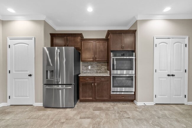 Building Photo - Pet Friendly Four Bedroom with Bonus!