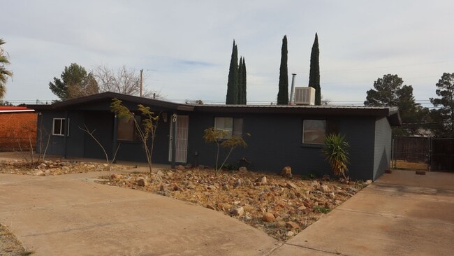 Building Photo - 90 NE Freihage Dr