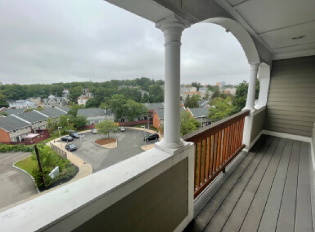 Building Photo - 59 Circuit St