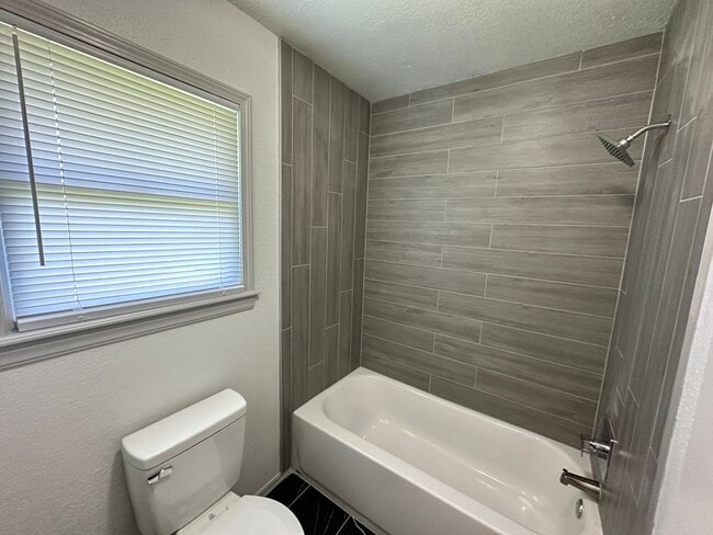 Building Photo - Fully Remodeled 3bed/2bath Available in We...