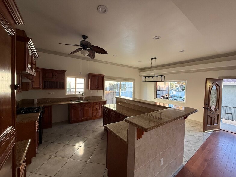 Building Photo - 1645 W 36th Pl