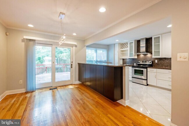 Building Photo - 215 Lynn Manor Dr