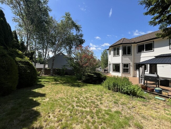 Building Photo - Stunning Bull Mountain Home with Gourmet Kitchen & Luxurious Primary Suite Retreat
