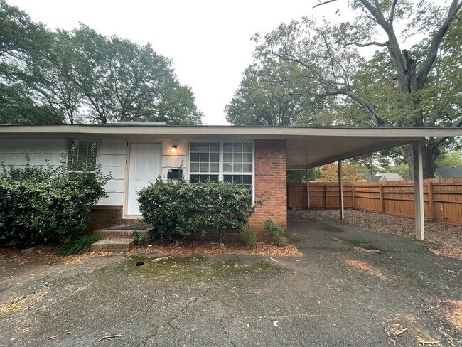 Primary Photo - 220 S Laurel Ave