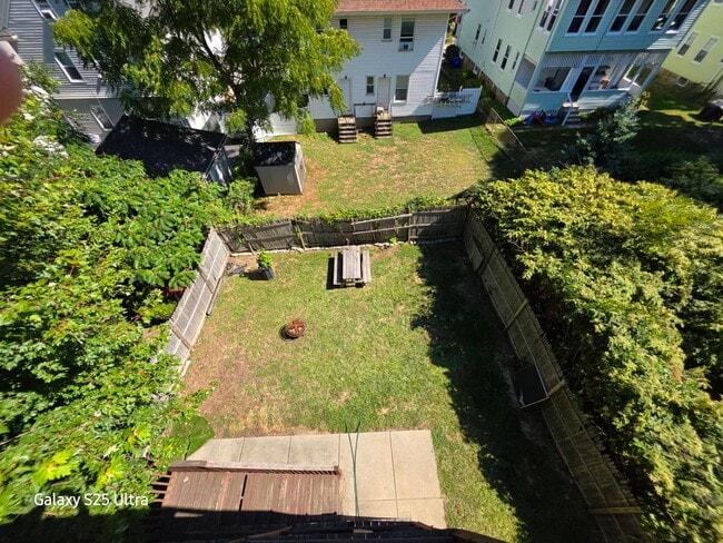 Building Photo - No Brokers Fee. Oak Sq Area of Brighton. Pets Friendly, Laundry, Parking, Eat-in Kitchen,