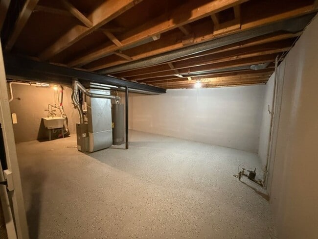 Building Photo - 2 bedroom 1.5 bathroom townhouse - Availab...
