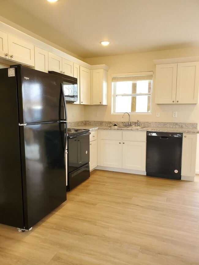 Building Photo - 323 Cedar Cove Ln