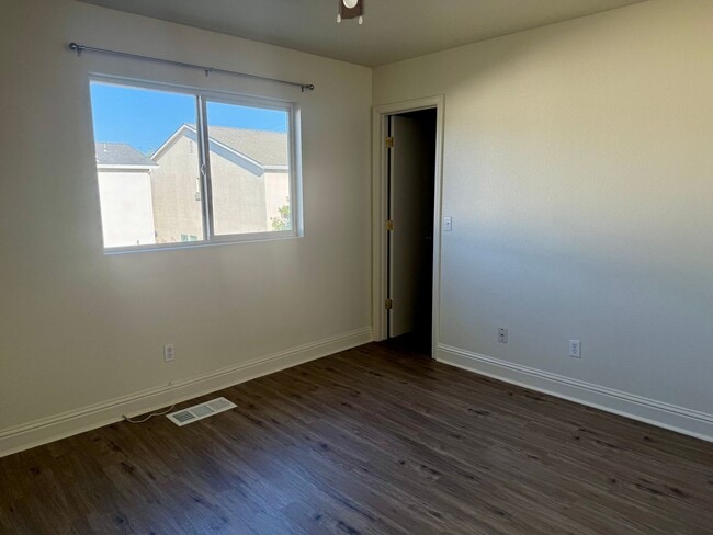 Building Photo - Newly Updated 3 Bedroom 2 1/2 Bath North M...