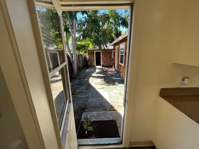 Building Photo - Great Student Housing.  3bd (Has been converted to 4 bedroom in past) 3bath house a block and a h...