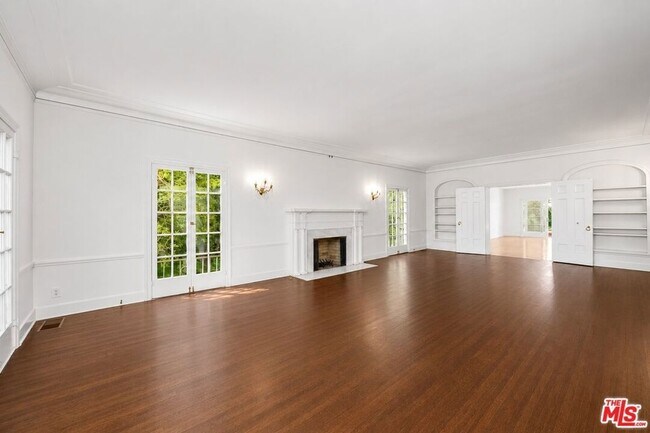 Building Photo - 809 N Bedford Dr