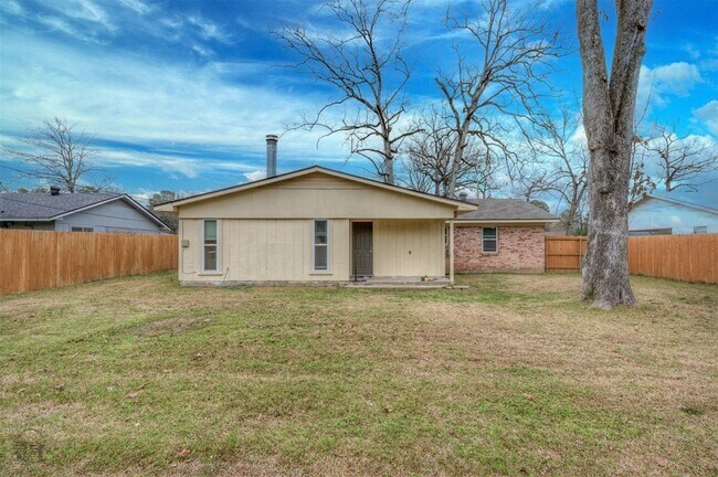 Building Photo - 9478 Poinsettia Dr