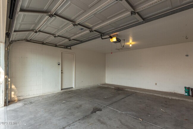 Building Photo - 7331 W Paradise Dr