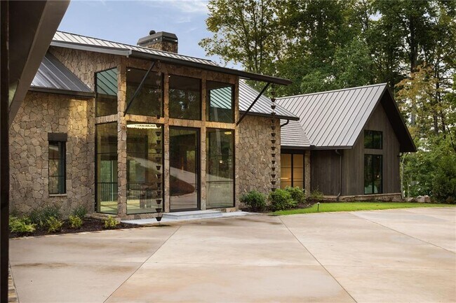 Building Photo - 725 Rocky Point Dr