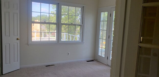 Building Photo - Classic And Stately 5 Bed 3 Bath Colonial ...