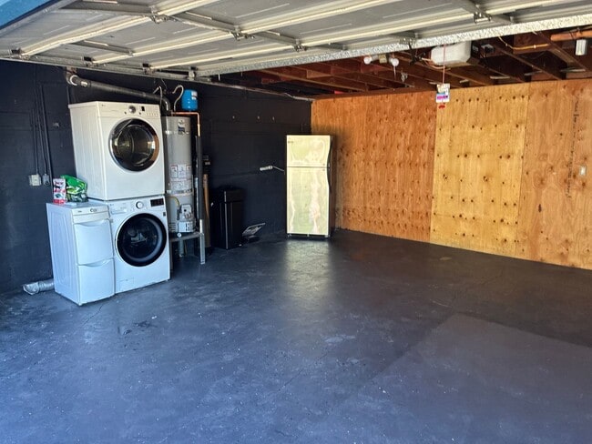 Building Photo - Unique 3 Bedroom 2 Bath House in Encanto