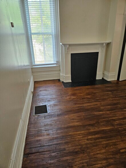 Bedroom - 120 W 5th Ave